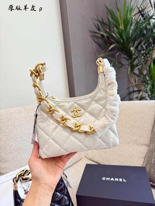 Chanel 24AIT Bag预警! Hobo 系列黑马 各大时尚博主的心愿清单! 质感真的绝了 无论是日常的牛仔+T恤，还是正式的小西装，它都能完美融合，瞬间提升整体造型的高级感。 商品图8