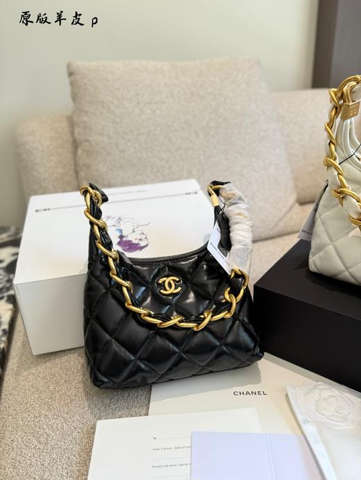 Chanel 24AIT Bag预警! Hobo 系列黑马 各大时尚博主的心愿清单! 质感真的绝了 无论是日常的牛仔+T恤，还是正式的小西装，它都能完美融合，瞬间提升整体造型的高级感。 商品图1