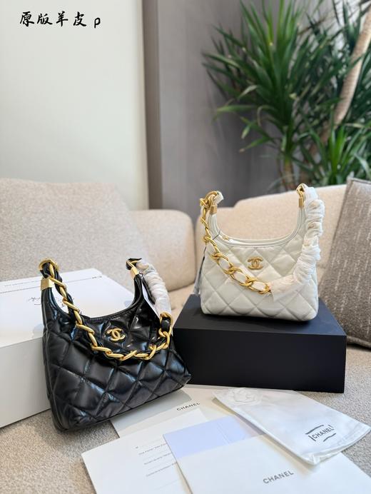 Chanel 24AIT Bag预警! Hobo 系列黑马 各大时尚博主的心愿清单! 质感真的绝了 无论是日常的牛仔+T恤，还是正式的小西装，它都能完美融合，瞬间提升整体造型的高级感。 商品图0