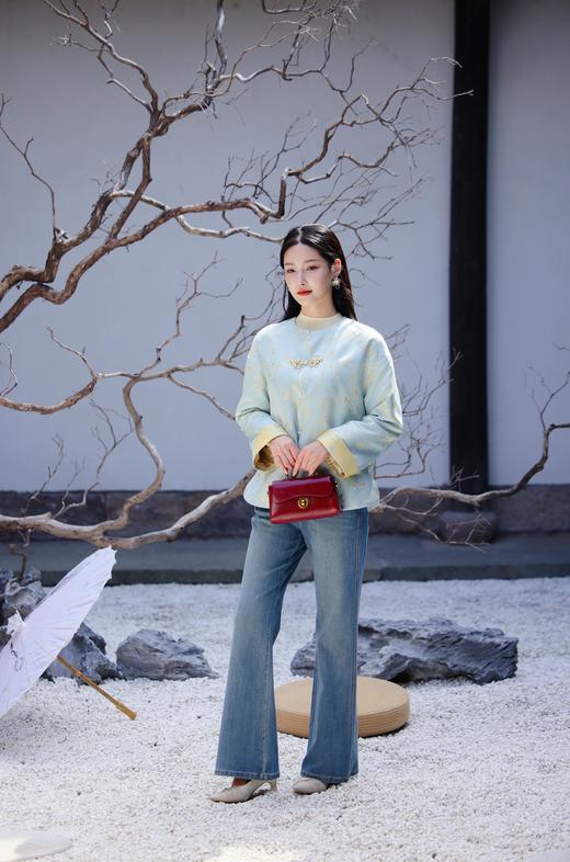 逸红颜明月优选#蝶舞兰心·浅蓝韵境『蝶兰』冬日淡彩色 新中式东方美人轻盈棉服 商品图7