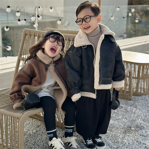 【儿童服饰丨吾家 儿童加绒机车外套】90-170码可选，面料触感柔软有质感，利落短款设计，将工装风与柔美感完美融合，轻松打造时尚氛围感，搭配牛仔裤、阔腿裤都很nice 商品图2