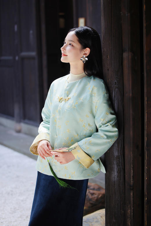 逸红颜明月优选#蝶舞兰心·浅蓝韵境『蝶兰』冬日淡彩色 新中式东方美人轻盈棉服 商品图1