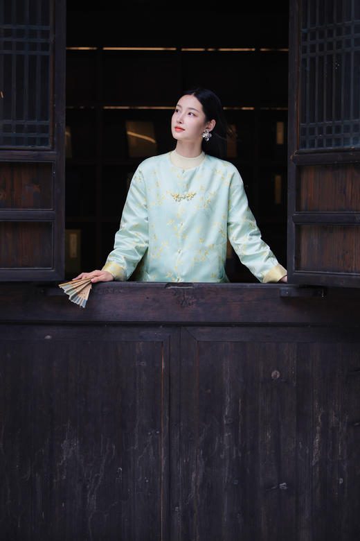 逸红颜明月优选#蝶舞兰心·浅蓝韵境『蝶兰』冬日淡彩色 新中式东方美人轻盈棉服 商品图3