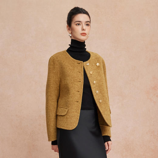 QH904斯尔丽2025新款双面呢手感滑爽软糯小香风异形扣时尚短款羊毛大衣 商品图11