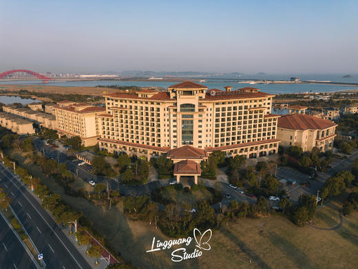 ★浙江年夜饭★早鸟价￥5599起/套，入住【宁波春晓世茂希尔顿逸林酒店】3间逸林客房+自助早餐+6人年夜饭桌餐+6人年初一自助晚餐！送棋牌一场，看海边日出，宠物友好！有效期2026年2月16日专享 商品图1