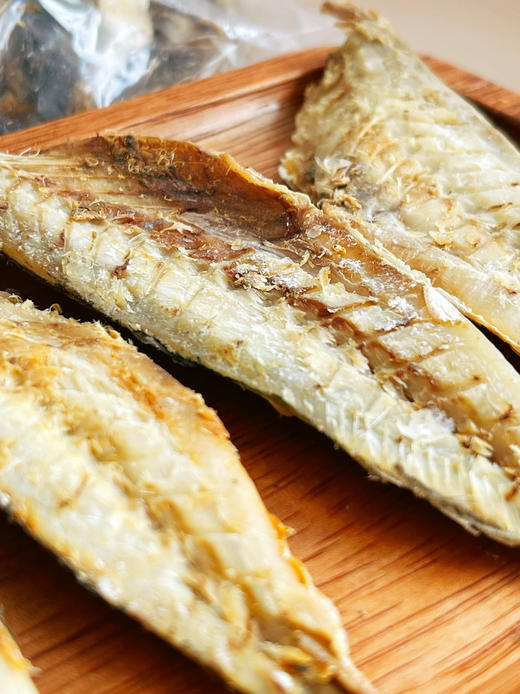 6斤活鱼才能晒出1斤鱼干❗️❗️整条大鱼，几乎无刺‼️【巴浪鱼肉干】 🔴活鱼自然风干，去骨去头去内脏‼️ 🔴每条都有13cm左右‼️ ✅七成干！！肉质紧实有嚼劲 商品图7