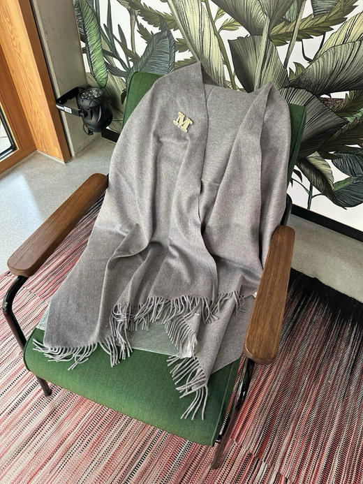 国内现货MaxMara纯羊绒男女皆可的贼大气质百搭披肩围巾专柜在售款8500元！现在只要2599元配胸针.配购物袋 商品图1