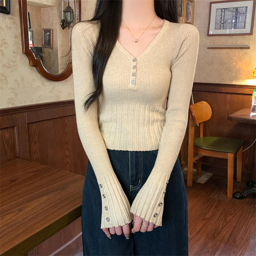 西遇毛衣可外穿内搭女冬季新款收腰v领纽扣设计针织打底衫SS051766 商品图4