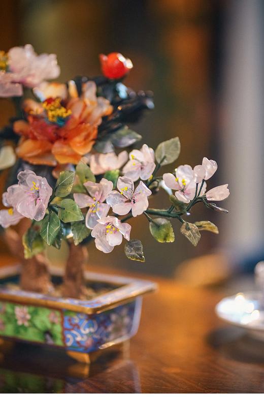 【已售】独角鹿西洋古董 20世纪中国创汇时期出品传统花卉纹景泰蓝盆装饰「牡丹海棠玉兰花」珍宝像生盆景一对 商品图2