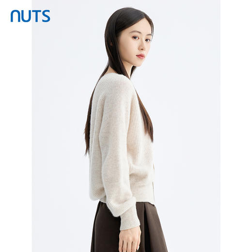 NUTS那时商场同款纯色设计感V领时尚长袖毛织套头衫女5490515A1 商品图1