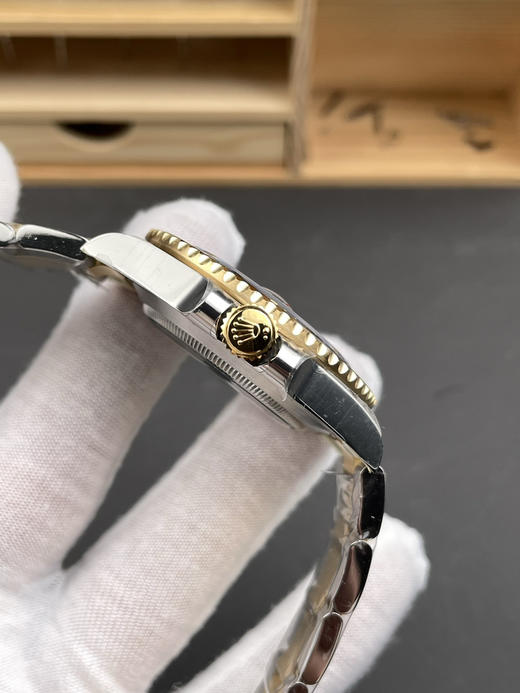 VS全新 41mm 间金黑水鬼 搭配满血版3235定制版一体机芯➕搭载新版本的Clean厂绿圈口(全新的！+VS自造夜光珠，不用担心夜光珠颜色太黄！）诊表基于正品original原版开模的 Copy❕ 商品图5