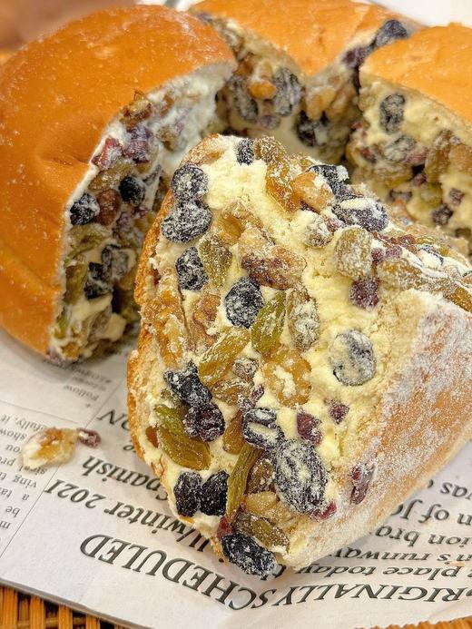 🎉🎉全网爆火🎉🎉 🙌马立奥松子同款新疆塔城奶酪包🧀手工制作，没有任何防腐剂，配料非常干净，营养健康，超级足量🎁 🔸一口下去，像坐在云朵里般柔软一冰淇淋般口感 满满都是果干! 商品图1