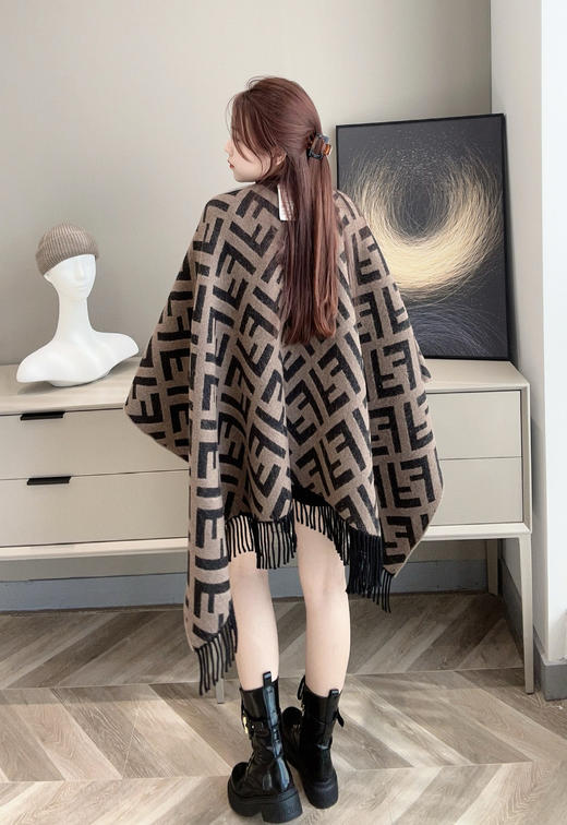 芬迪 新经典FF字母元素双面老花斗篷（ZT*DSX) 商品图11