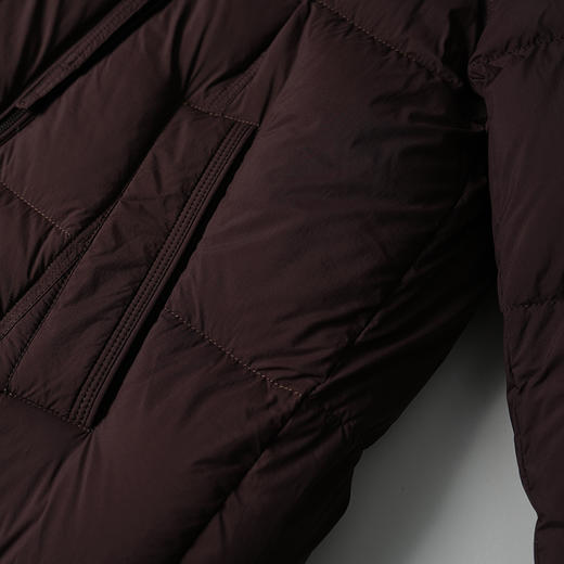 VIMAGE纬漫纪高领连帽设计巧克力色时尚保暖2025冬季新款羽绒服V2411105 商品图3