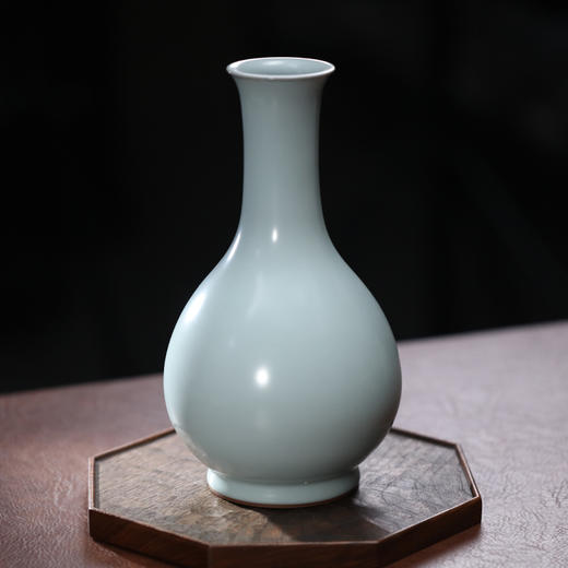 问鼎官窑官青无纹金标鹅颈瓶（缺货） 商品图1