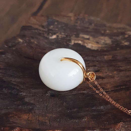 【天然正品】AU750黄金镶天然新疆且末料细腻油润度佳一级白平安扣和田玉吊坠项链30.3*22.9*15.0MM（皆取最大值）链长：45CM（长度可调节）女士161025NJS40 商品图4