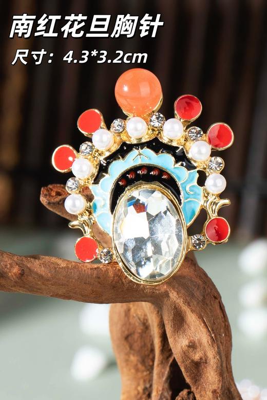 一周发货【南红胸针 & 大红三角披肩】9款胸针，主体锌合金材质，点缀南红、锆石，金属部分不容易掉色，放心戴。解锁三角披巾多种戴法，披肩15%羊毛20%腈纶23%尼龙42%再生涤纶，205*64cm 商品图3