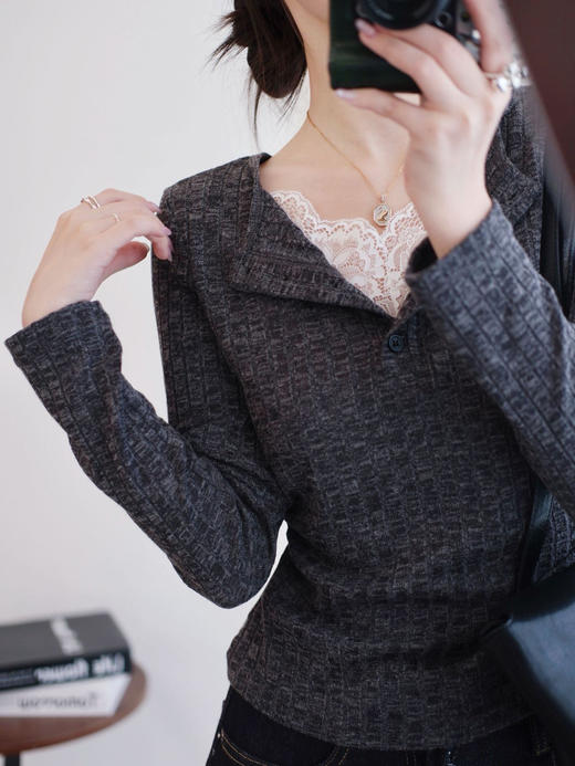 【百图lulu定制】【邂逅蕾丝T恤】【全码预售7天发】翻领 V领蕾丝拼接 两侧收腰抽褶 超弹长袖T恤 商品图3