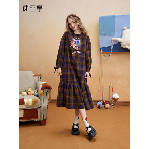 两三事 古堡窗影 2025冬季新款复古印花荷叶边裙摆绑带格子连衣裙 商品图0