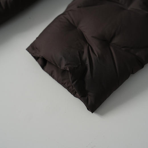 EITIE爱特爱高领大兜帽错落线迹绗缝细节感精致长款羽绒服8411115 商品图3