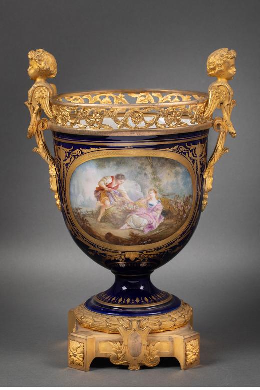 独角鹿西洋古董 19世纪末法国出品小天使铜鎏金精雕嵌花卉人物主题手绘描金装饰深蓝釉花盆三件套 商品图2