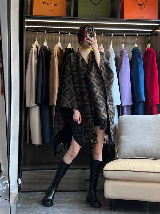 芬迪 新经典FF字母元素双面老花斗篷（ZT*DSX) 商品图12