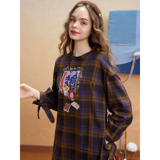 两三事 古堡窗影 2025冬季新款复古印花荷叶边裙摆绑带格子连衣裙 商品图2