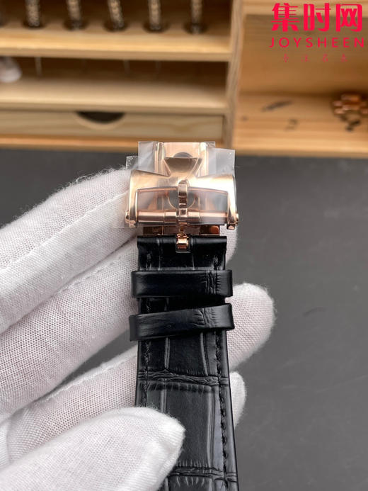 VC江诗丹顿8F纵横四海系列4500V 玫金银盘皮带款 男士腕表 耐人寻味的旭日纹拉丝表盘 彰显了腕表层次感 商品图7