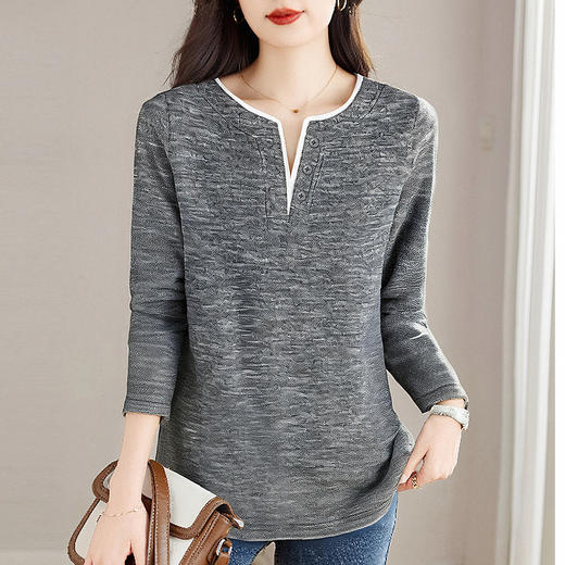 高端品牌女士t恤秋季大码V领打底衫新款女装高级洋气长袖妈妈上衣 商品图3