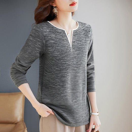 高端品牌女士t恤秋季大码V领打底衫新款女装高级洋气长袖妈妈上衣 商品图4