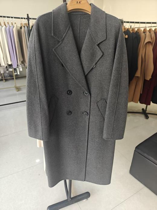 【M家同款 羊绒大衣】经典版型 手感柔软细腻 材质轻盈 穿着无负担 有效锁住空气 保暖性能出色 大牌平替只要零头价（送纯羊绒围巾） 商品图3