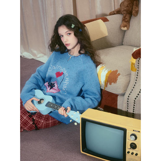 两三事 晴空絮语 2025冬季新款猫咪爱心图案镂空圆领套头毛衣女 商品图3