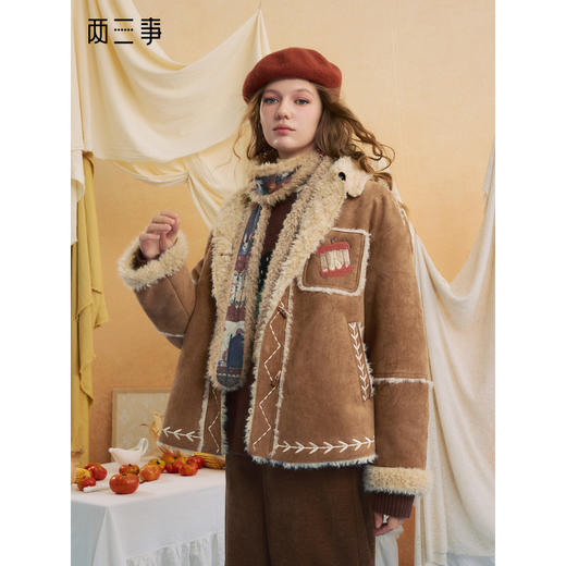 【暖冬内购】两三事 栗绒漫游 2025冬季新款森女风刺绣皮毛一体外套女宽松 商品图0