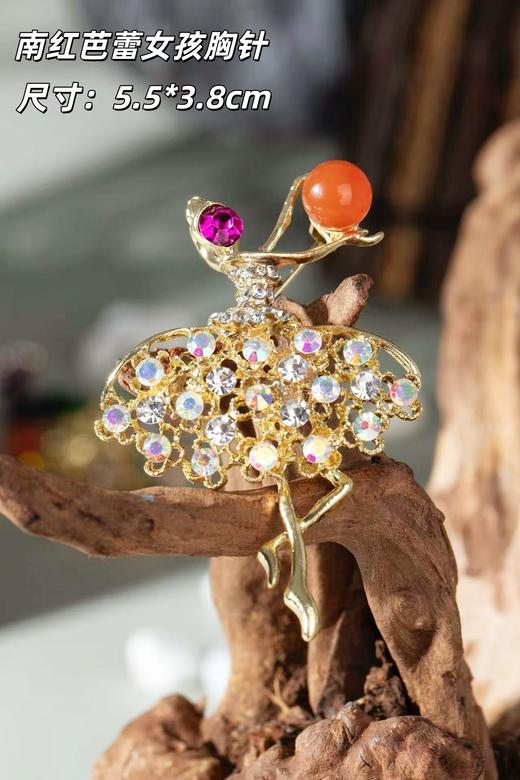 一周发货【南红胸针 & 大红三角披肩】9款胸针，主体锌合金材质，点缀南红、锆石，金属部分不容易掉色，放心戴。解锁三角披巾多种戴法，披肩15%羊毛20%腈纶23%尼龙42%再生涤纶，205*64cm 商品图8