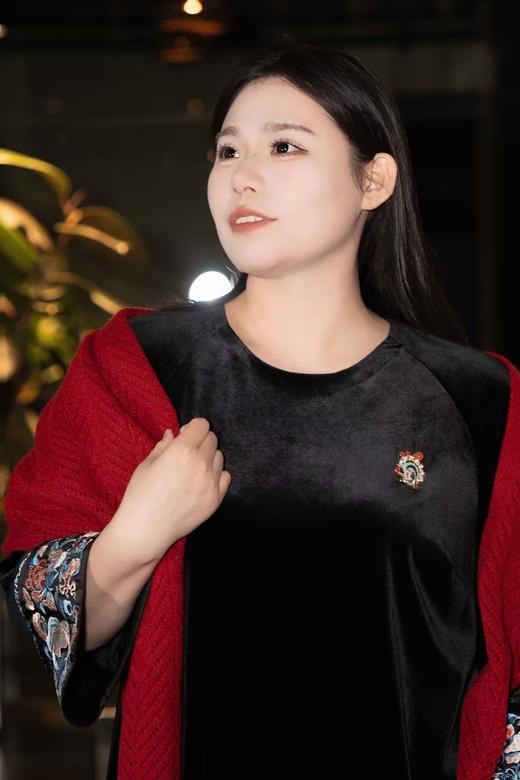 一周发货【南红胸针 & 大红三角披肩】9款胸针，主体锌合金材质，点缀南红、锆石，金属部分不容易掉色，放心戴。解锁三角披巾多种戴法，披肩15%羊毛20%腈纶23%尼龙42%再生涤纶，205*64cm 商品图6