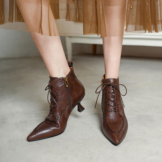 【预售5天】秋冬新款牛皮复古尖头显瘦时装靴系带加绒气质通勤细跟短靴女PS&PS2516 商品图4