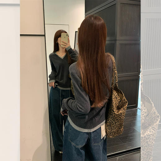 西遇假两件长袖毛衣女冬季新款V领拼接撞色宽松打底毛衫SS051765 商品图1