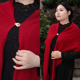 一周发货【南红胸针 & 大红三角披肩】9款胸针，主体锌合金材质，点缀南红、锆石，金属部分不容易掉色，放心戴。解锁三角披巾多种戴法，披肩15%羊毛20%腈纶23%尼龙42%再生涤纶，205*64cm