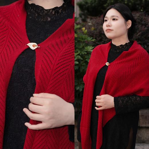 一周发货【南红胸针 & 大红三角披肩】9款胸针，主体锌合金材质，点缀南红、锆石，金属部分不容易掉色，放心戴。解锁三角披巾多种戴法，披肩15%羊毛20%腈纶23%尼龙42%再生涤纶，205*64cm 商品图0