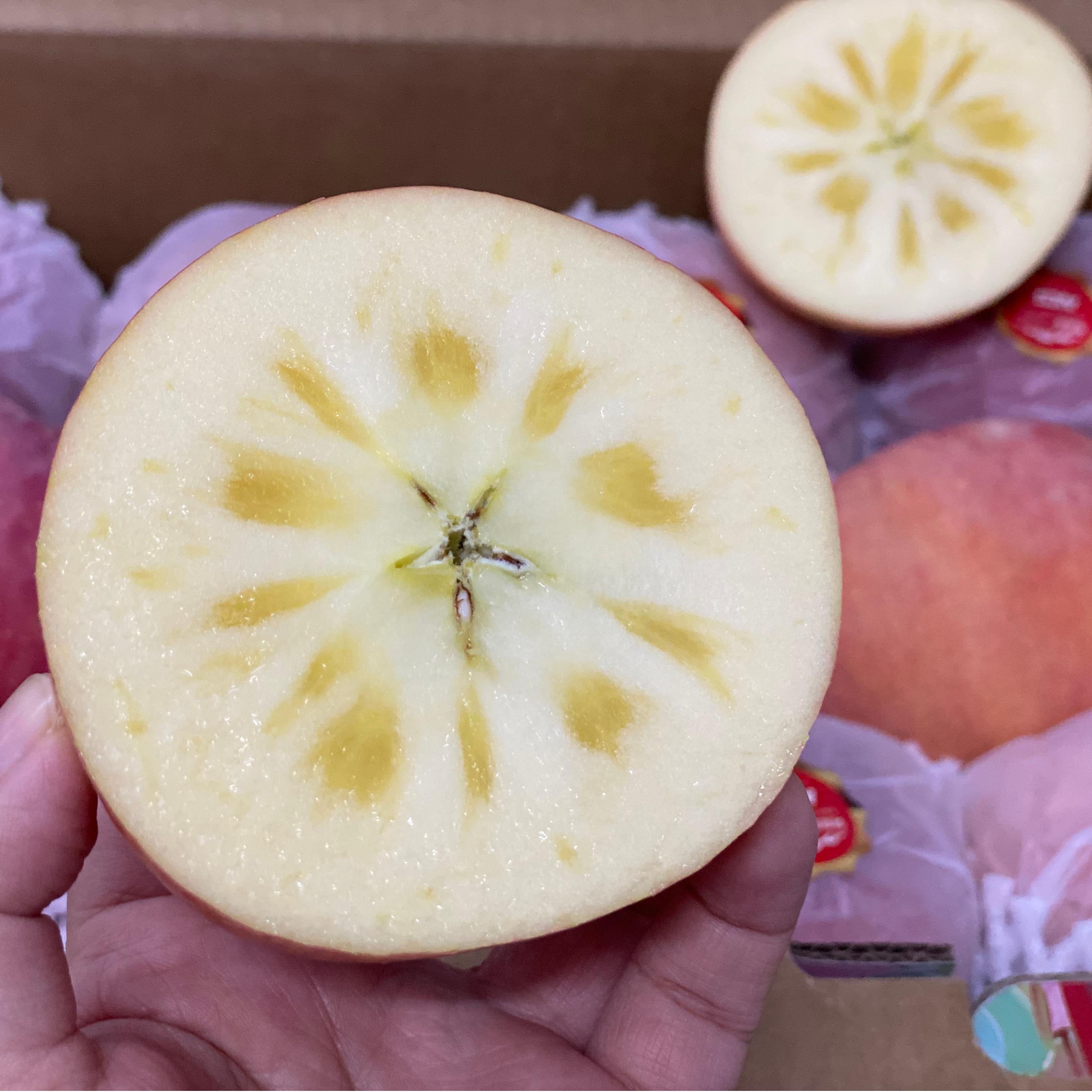 【2025 阿克苏冰糖心】正宗的阿克苏苹果表面都带有尘土，这是不打蜡的标志，水分足，甜度适中，酥脆可口。净重8.5斤+，个头大小略有差异，江浙沪皖顺丰包邮~