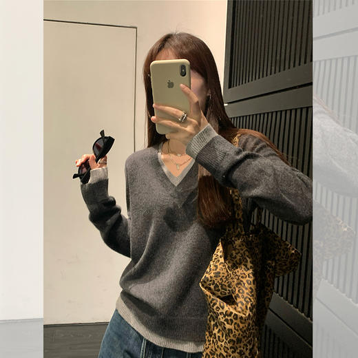 西遇假两件长袖毛衣女冬季新款V领拼接撞色宽松打底毛衫SS051765 商品图3