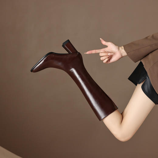 【预售7天】法式真皮尖头长筒靴女新款秋冬显瘦高跟气质直筒高筒长靴DS&S621 商品图1