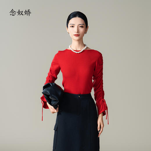 【商场同款】CNK4996“法式浪漫毛衫”  喜庆中国红 一字领展现颈部线条 袖口抽绳可自由调节造型状态 软糯亲肤 显瘦毛衣 商品图10