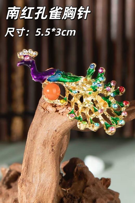 一周发货【南红胸针 & 大红三角披肩】9款胸针，主体锌合金材质，点缀南红、锆石，金属部分不容易掉色，放心戴。解锁三角披巾多种戴法，披肩15%羊毛20%腈纶23%尼龙42%再生涤纶，205*64cm 商品图5