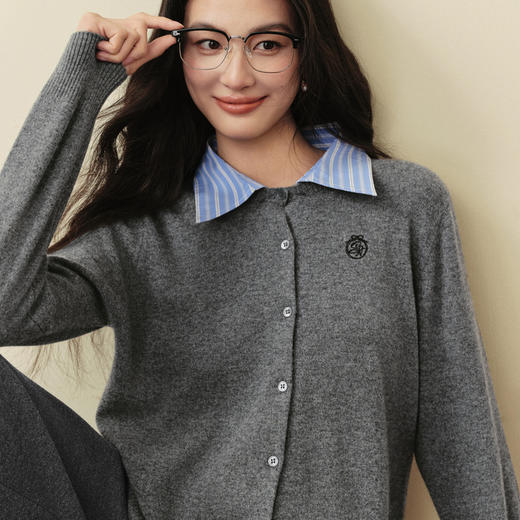 【严选】诗凡黎100%绵羊毛假两件针织开衫2025冬新款可脱卸衬衫领长袖上衣7GB133151 商品图3