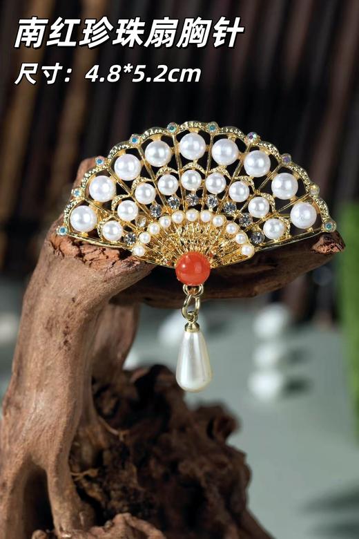 一周发货【南红胸针 & 大红三角披肩】9款胸针，主体锌合金材质，点缀南红、锆石，金属部分不容易掉色，放心戴。解锁三角披巾多种戴法，披肩15%羊毛20%腈纶23%尼龙42%再生涤纶，205*64cm 商品图2