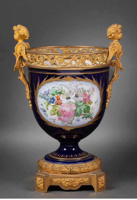 独角鹿西洋古董 19世纪末法国出品小天使铜鎏金精雕嵌花卉人物主题手绘描金装饰深蓝釉花盆三件套 商品图3