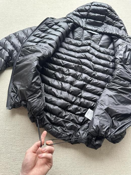 D110422男子简约大方排骨架型连帽户外轻羽绒夹克外套 商品图13