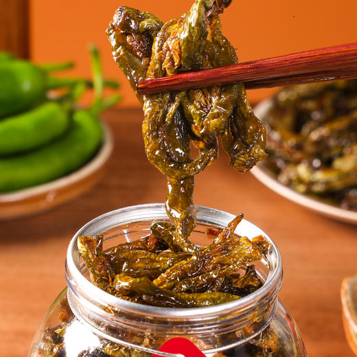 【张和李 老坛晒辣椒】甄选优质原材料，辣椒采用皮薄肉厚、椒香浓郁的品种。在辣椒成熟度达到表皮青绿、果肉紧实饱满时人工进行采摘。 商品图1