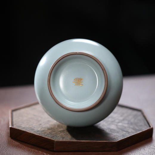 问鼎官窑官青无纹金标鹅颈瓶（缺货） 商品图2